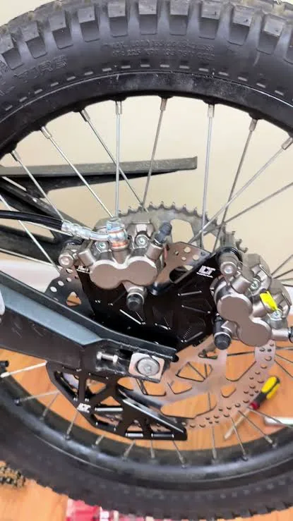 Doubles étriers arrière et support installés sur la roue arrière d'une Sur-Ron Light Bee X
