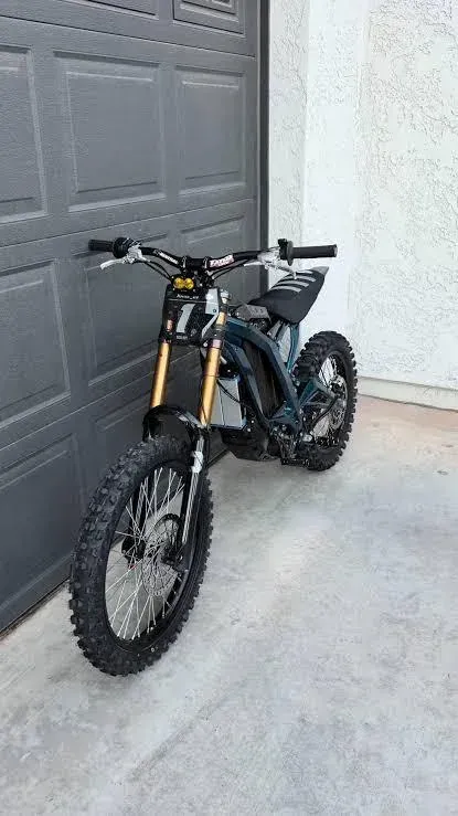 Moto hors route électrique équipée d'une fourche avant style 40 dorée