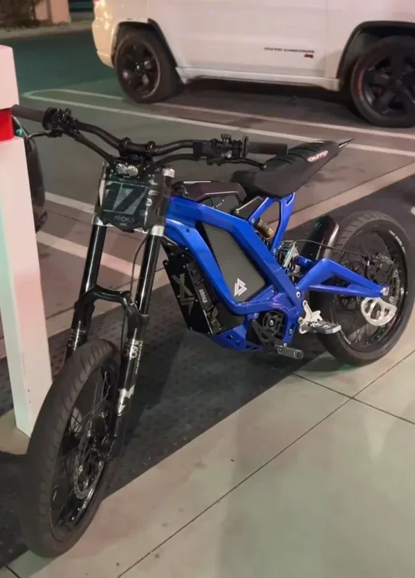 Moto hors route électrique bleue équipée de roues supermoto de 17 pouces